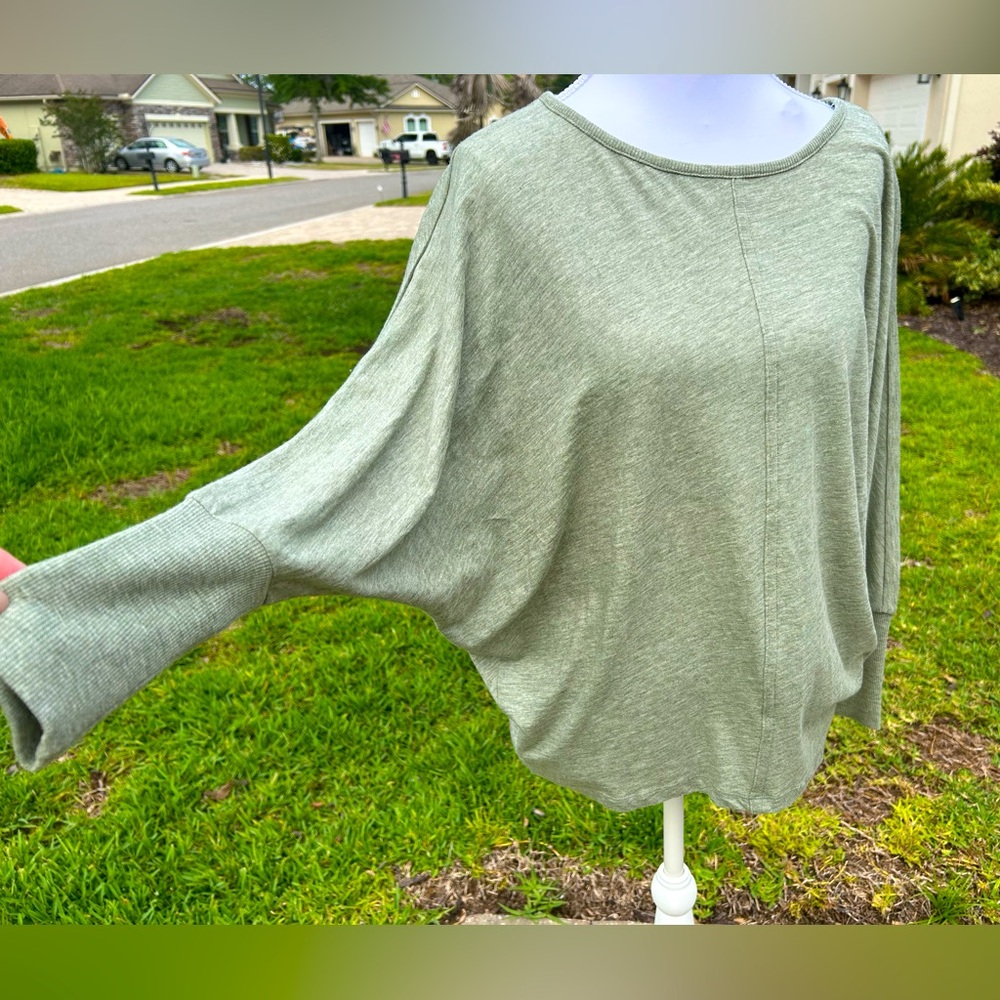 NWT🌷LOFT Long Sleeve Green Top